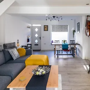  Holiday home The Hollywood - Beautiful 3 Bedroom House