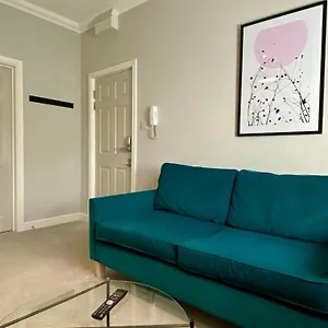  Apartment Stylish Modern Near Parks & Centre