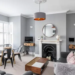 https://modern-spacious-2-bedroom-maisonette.tophotelsbath.com