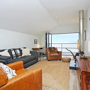 https://stylish-3-bed-with-stunning-sea-views.edinburghhotelsuk.org